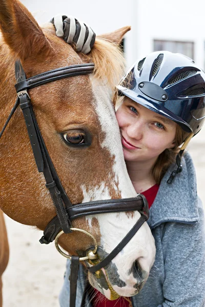 Κορίτσι με το άλογο — Φωτογραφία Αρχείου