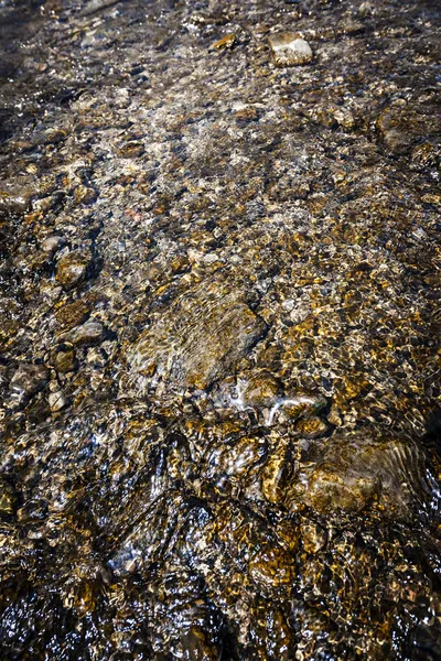 물에 있는 바위 — 스톡 사진
