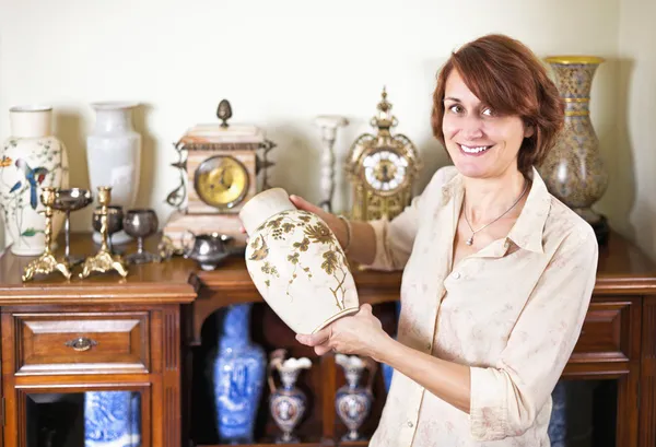 Woman with antique collection — 图库照片