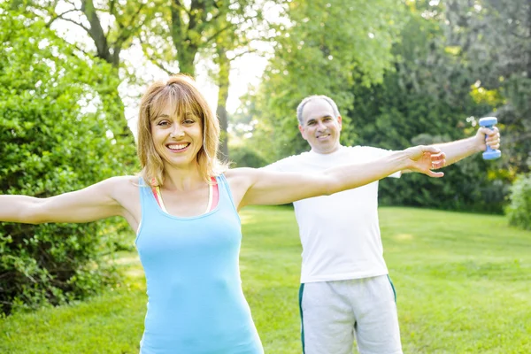 Personal trainer with client exercising outside — Stock Photo, Image