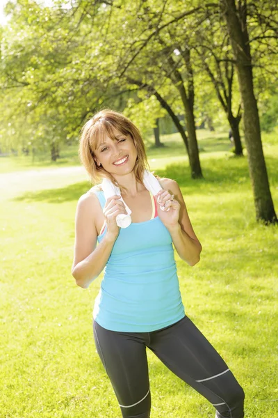 Woman smiling after outdoor exercising — Stock Photo, Image