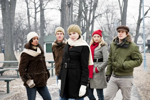 Grupp unga vänner utanför i vinter — Stockfoto