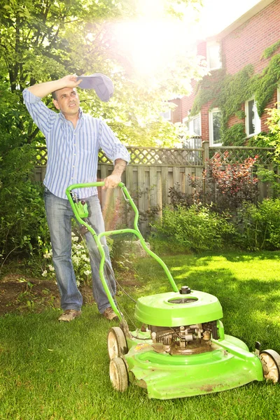 Homem cortando gramado — Fotografia de Stock