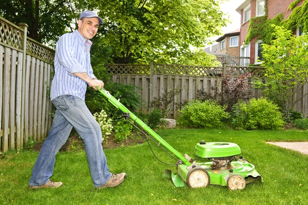 Mann mäht Rasen — Stockfoto