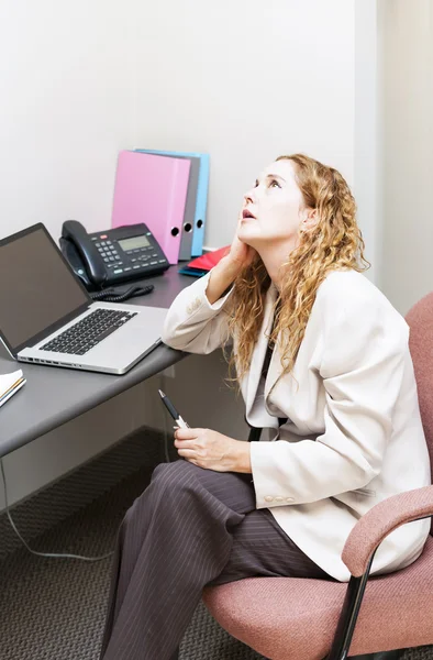 Zakenvrouw bezorgd over Bureau — Stockfoto