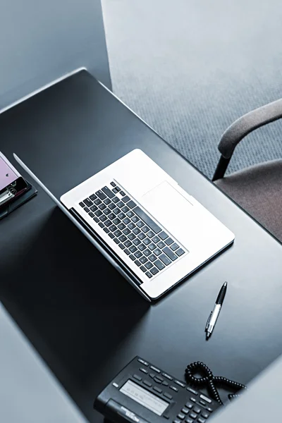 Laptop at office desk — Stock Photo, Image