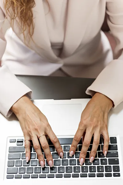 Handen typen op laptop toetsenbord — Stockfoto