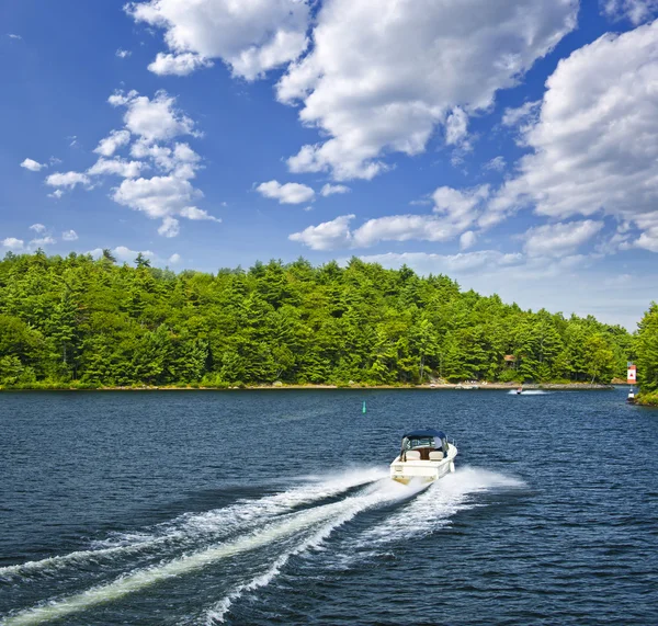 Bootfahren auf dem See — Stockfoto