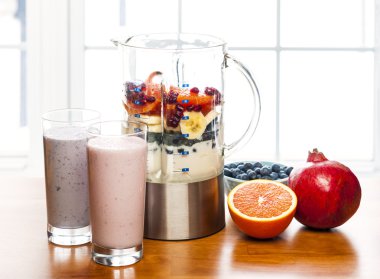 Blender ile yoğurt ve meyve smoothies yapma