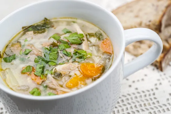 Tasse de soupe au poulet — Photo