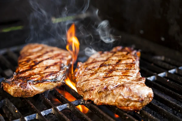 Biftek ızgara üzerinde — Stok fotoğraf