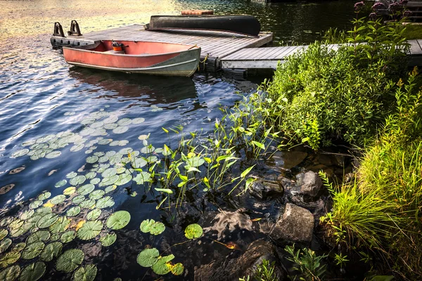 Bateau à rames au bord du lac au crépuscule — Photo