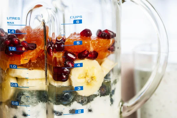 Misturador com frutas e iogurte para smoothies — Fotografia de Stock