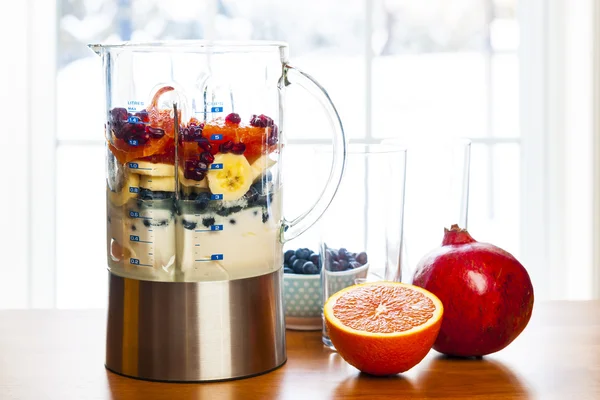Preparação de smoothies com frutas e iogurte — Fotografia de Stock