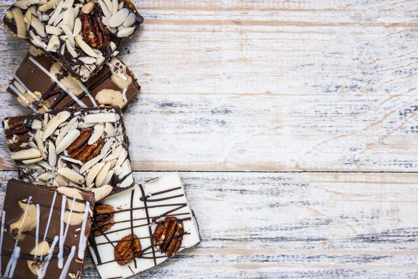 Кора шоколада на деревянном фоне — стоковое фото
