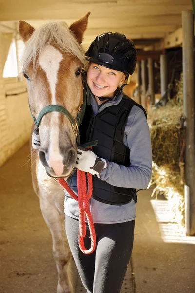 Cavaliere con cavallo in stalla — Foto Stock