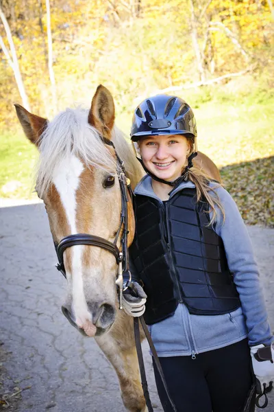 Unga ryttare med häst — Stockfoto