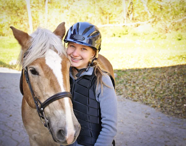 Junge Reiterin mit Pferd — Stockfoto