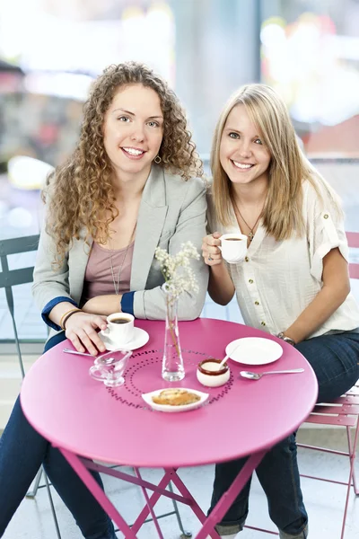 Две женщины пьют кофе — стоковое фото