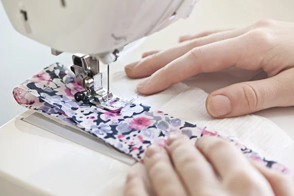 Manos con máquina de coser —  Fotos de Stock