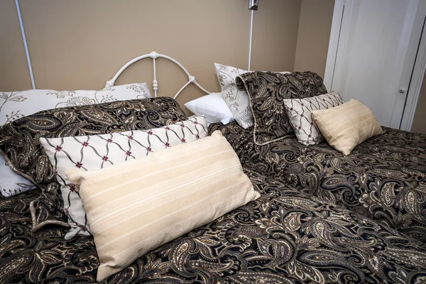 Кровати и подушки — стоковое фото