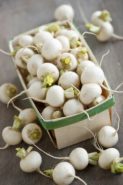 Cesta de pequenos nabos — Fotografia de Stock