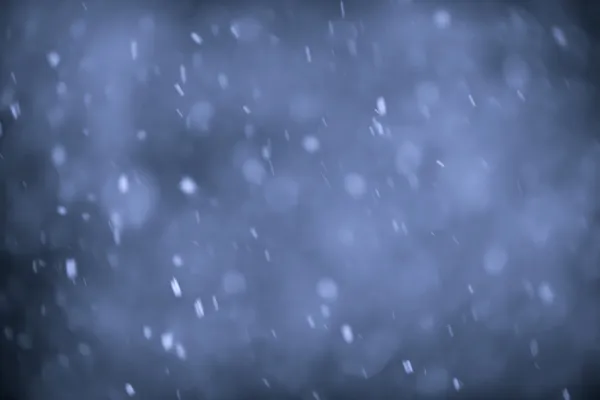 Снегопад ночью — стоковое фото