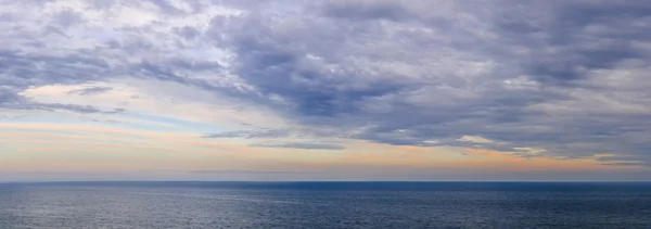 Panorama del cielo sull'acqua — Foto Stock