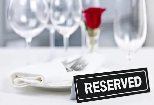Mesa reservada no restaurante romântico — Fotografia de Stock