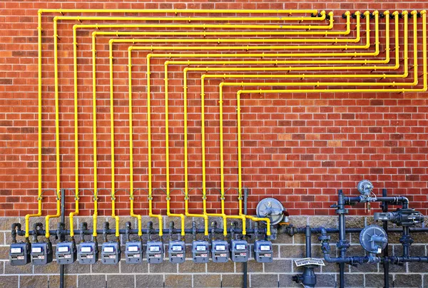 Contadores de gás na parede de tijolos — Fotografia de Stock