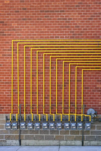 Gasmeters op bakstenen muur — Stockfoto