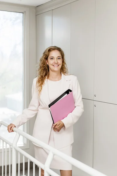 Successful businesswoman standing in hallway — Stock Photo, Image