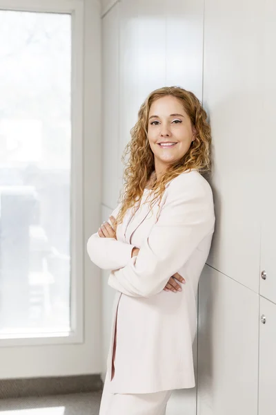 Mulher de negócios orgulhosa em pé no corredor — Fotografia de Stock