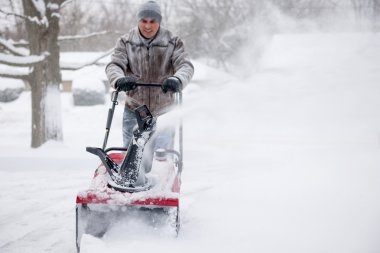 kar temizleme makinesi kullanan adam