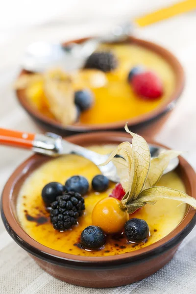 Creme brulee efterrätt — Stockfoto