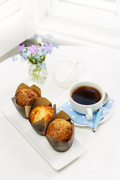 Kahvaltıda kek ve kahve. — Stok fotoğraf