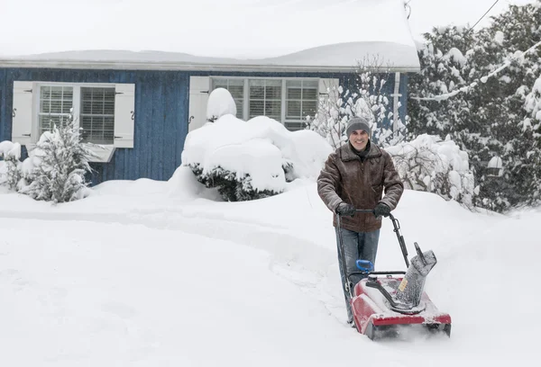 Homme utilisant une souffleuse à neige — Photo