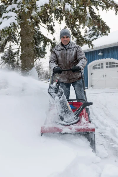 Mann benutzte Schneefräse — Stockfoto