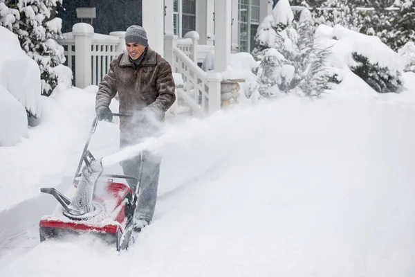 Людина за допомогою snowblower — стокове фото