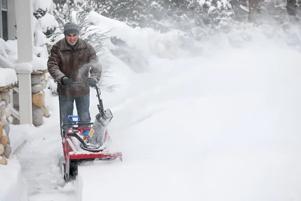 Kar temizleme makinesi kullanan adam — Stok fotoğraf