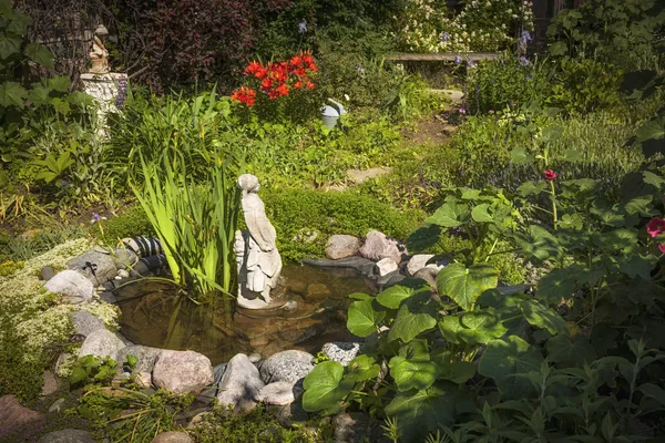 Tuin vijver met standbeeld — Stockfoto