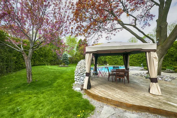 Backyard deck and gazebo — Stock Photo, Image