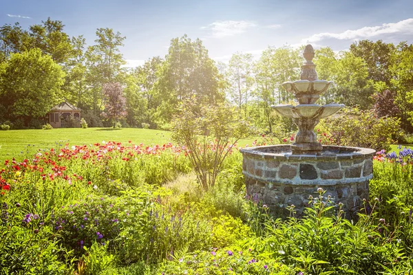 Trädgård med fontän och lusthus — Stockfoto