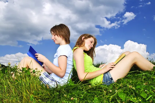 Meninas lendo ao ar livre — Fotografia de Stock