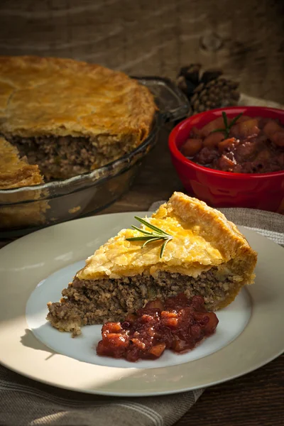 Segment van vlees pie tourtiere — Stockfoto