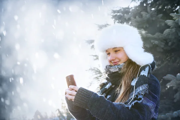 Mladá dívka s mobilní telefon — Stock fotografie