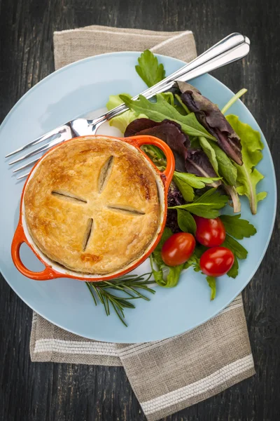 Homemade potpie meal with salad — Stock Photo, Image