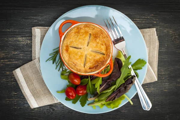 샐러드와 수 제 potpie 식사 — 스톡 사진