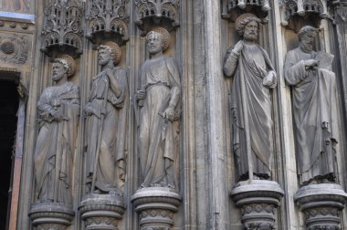 saint-laurent kilise girişinde kemer destekleyen bir Aziz heykelleri