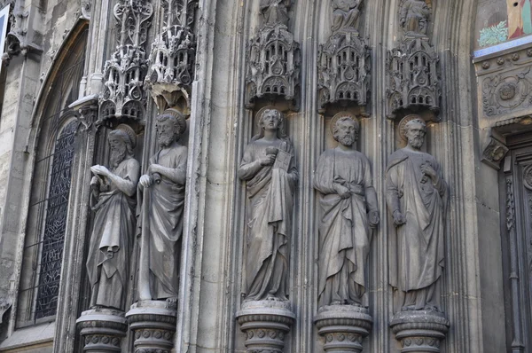 Le statue dei Santi, che sorreggono l'arco di ingresso alla Chiesa di Saint-Laurent — Foto Stock